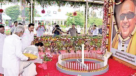 சென்னை மெரினா கடற்கரையில் உள்ள கருணாநிதி நினைவிடத்தில் மலர் தூவி அஞ்சலி செலுத்திய மேற்கு வங்க முதல்வர் மம்தா பானர்ஜி.படம்: பு.க.பிரவீன்