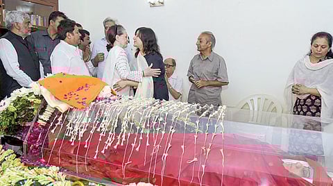 ஷ்மா ஸ்வராஜ் மகளுக்கு ஆறுதல் கூறிய காங்கிரஸ் மூத்த தலைவர் சோனியா காந்தி.