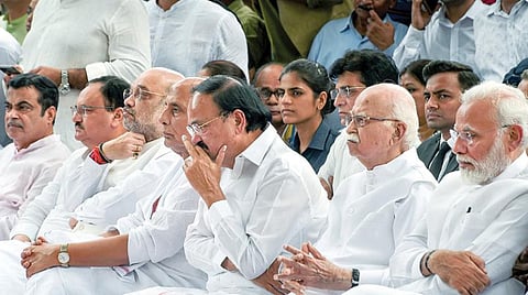 சுஷ்மா ஸ்வராஜின் இறுதிச் சடங்கில் குடியரசு துணைத் தலைவர் வெங்கய்ய நாயுடு, பிரதமர் மோடி, பாஜக மூத்த தலைவர் அத்வானி உள்ளிட்ட தலைவர்கள் பங்கேற்றனர்.படங்கள்: பிடிஐ