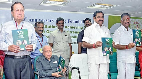 சென்னையில் நேற்று நடைபெற்ற எம்.எஸ்.சுவாமிநாதன் ஆராய்ச்சி அறக்கட்டளை விழாவில், ‘கொள்கை மாற்றத்துக்கு அறக்கட்டளை கொடுத்த அழுத்தம்’ குறித்த நூலை வெளியிடுகிறார் முதல்வர் பழனிசாமி. உடன் துணை முதல்வர் ஓ.பன்னீர்செல்வம், 'இந்து' என்.ராம், அறக்கட்டளை நிறுவனர் எம்.எஸ்.சுவாமிநாதன், அறக்கட்டளை தலைவர் மதுரா சுவாமிநாதன், செயல் இயக்குநர் அ.அனில்குமார், உலக சுகாதார நிறுவன துணை தலைமை இயக்குநர் சவுமியா சுவாமிநாதன். படம்: பு.க.பிரவீன்