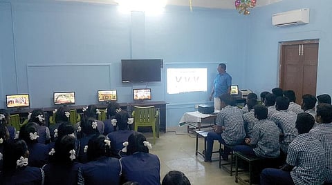 ஏசியுடன் கூடிய ஸ்மார்ட் வகுப்பறை; ஒரே ஆண்டில் நவீனமயமான கிராமப்புற அரசுப் பள்ளி: முன்னாள் மாணவர்கள், மக்கள் பங்களிப்புடன் சாத்தியமாக்கிய தலைமை ஆசிரியர்