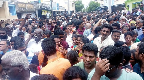 முக்கிய பிரமுகர்கள் தரிசனத்தில் ஏற்பட்ட கூட்ட நெரிசல்.