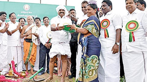 தமிழ்நாடு நீர்வள ஆதார பாதுகாப்பு மற்றும் நீர் மேலாண்மை இயக்கப் பணிகள் தொடக்க விழாவையொட்டி, திருவள்ளூர் மாவட்டம் 43 பனப்பாக்கம் ஏரியில் குடிமராமத்துப் பணிகளை முதல்வர் பழனிசாமி நேற்று தொடங்கி வைத்தார். உடன், அமைச்சர்கள் எஸ்.பி.வேலுமணி, பெஞ்சமின், க.பாண்டியராஜன் உள்ளிட்டோர்.