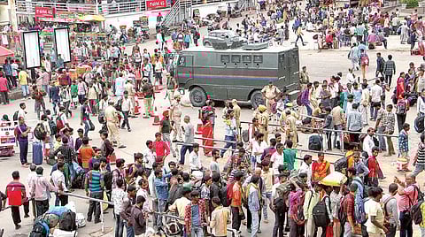 காஷ்மீரில் வன்முறை சம்பவம் ஏற்படுவதைத் தடுக்க அங்கு கடும் கட்டுப்பாடுகள் விதிக்கப்பட்டுள்ளன. சொந்த ஊர் செல்வதற்காக ஜம்மு ரயில் நிலையத்தில் நேற்று கூடியிருந்த பொதுமக்கள்.படம்: பிடிஐ