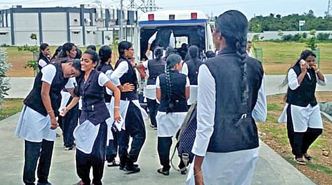 சட்டக்கல்லூரி விடுதி மாணவிகள் மயக்கம்: சிகிச்சைக்காக தனியார் மருத்துவமனையில் அனுமதி