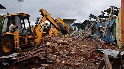 இடிந்து விழுந்த கட்டிடம், படம்: ஜெ.மனோகரன்