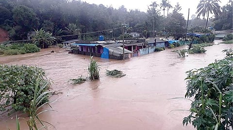 கூடலூரை அடுத்த பாக்கனா பகுதியில் தண்ணீரில் மிதக்கும் குடியிருப்புகள்.