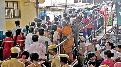 அத்திவரதர் தரிசனத்துக்கு புதிதாக அமைக்கப்பட்ட நடைமேடை பாலம். படங்கள்:எம்.முத்துகணேஷ்