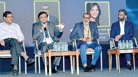 சென்னை சில்லறை விற்பனையாளர் சங்க மாநாட்டில், சில்லறை விற்பனையில் நீடித்த வளர்ச்சிக்கான புதிய உத்திகள் என்ற தலைப்பில் நடைபெற்ற குழு விவாத நிகழ்ச்சியில் பங்கேற்ற (இடமிருந்து) சங்கீதா மொபைல்ஸ் நிர்வாக இயக்குநர் எல்.சுபாஷ் சந்திரா, விவேக் நிறுவன இணை நிர்வாக இயக்குநர் பி.ஏ.சீனிவாசன், இந்திய விற்பனையாளர் சங்க விற்பனை பிரிவு இயக்குநர் ஹிதேஷ் பட், நட்ஸ் அண்ட் ஸ்பைசஸ் நிறுவனர் சுனில் சங்லேச்சா, ஹஸ்புரோ கிளாத்திங் நிறுவனர் சுஹைல் சத்தார், நல்லி குழுமத்தின் துணை தலைவர் லாவண்யா நல்லி. படம்: க.பரத்