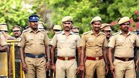 தமிழகத்தில் உஷார் நிலையில் போலீஸார்: மக்கள் அதிகம் கூடும் இடங்களில் கண்காணிப்பு பணிகள் தீவிரம்