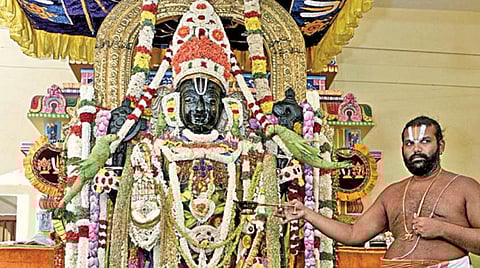 மஞ்சள் மற்றும் ரோஜா வண்ண பட்டாடையில் பக்தர்களுக்கு அருள்பாலிக்கும் அத்திவரதர். படங்கள்:எம்.முத்துகணேஷ்