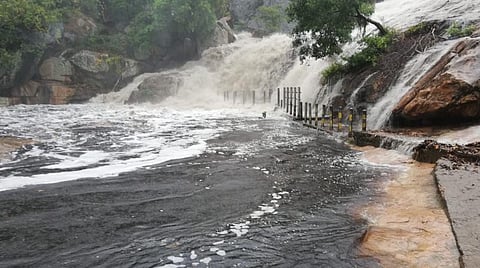 திருப்பூரில் கனமழை; தரைப்பாலம் மூழ்கியது: பள்ளிகளுக்கு விடுமுறை