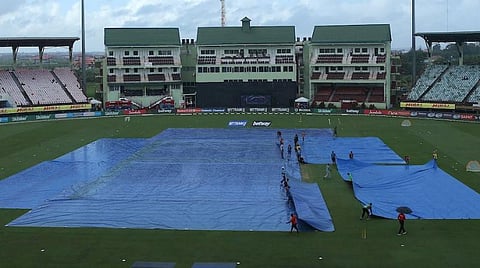 மழை காரணமாக ஆடுகளம் மூடப்பட்ட காட்சி : படம் உதவி பிசிசிஐ