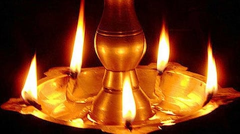 ஆடி வெள்ளி... வந்தாள் வரலட்சுமி! - வாசலில் விளக்கேற்றினால் வாழ்வில் ஒளி!