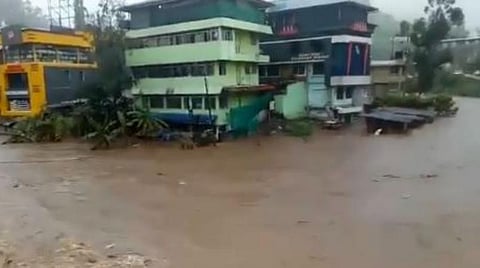 வயநாட்டில் கடும் மழையால் நிலச்சரிவு: நொறுங்கி விழுந்த வீடுகள்; வீடியோ