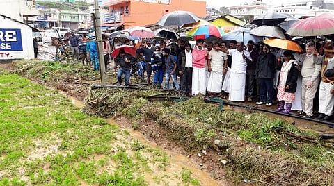 உதகை அருகே முத்தோரை பாலாடா பகுதியில் சேதமான விளை நிலங்களை அமைச்சர் ஆர்.பி.உதயகுமார் ஆய்வு செய்தார்.