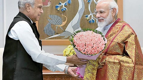 பிரதமர் நரேந்திர மோடியை தமிழக ஆளுநர் பன்வாரிலால் புரோஹித் நேற்று டெல்லியில் சந்தித்தார்.