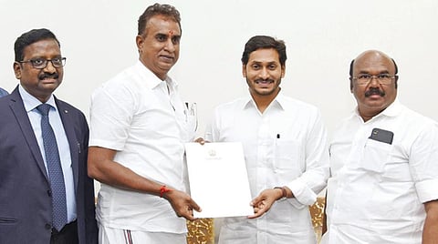 சென்னையின் குடிநீர் தேவைக்காக, கிருஷ்ணா நீரை உடனடியாக திறக்கக் கோரும் தமிழக முதல்வர் பழனிசாமியின் கடிதத்தை ஆந்திர முதல்வர் ஒய்.எஸ்.ஜெகன் மோகன் ரெட்டியிடம் அமைச்சர்கள் வேலுமணி, ஜெயக்குமார், தமிழக அரசின் உயர் அதிகாரிகள் மற்றும் பொறியாளர்கள் அளித்தனர்.