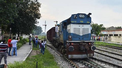 கேரளாவில் தொடரும் கனமழையால் 22 விரைவு ரயில் சேவைகள் ரத்து: மண் சரிவு ஏற்பட்டு தண்டவாளங்கள் சேதம்