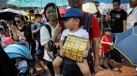 ஹாங்காங்கில் ஆயிரக்கணக்கில் குடும்பம்குடும்பமாக திரண்ட மக்கள் | படம்: ட்விட்டர்