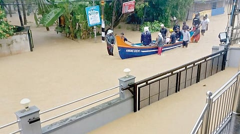 மக்களின் இயல்பு வாழ்க்கை முற்றிலும் முடங்கியது; கேரளாவில் கனமழைக்கு 57 பேர் உயிரிழப்பு: 1.2 லட்சம் பேர் நிவாரண முகாம்களில் தங்கவைப்பு; 80 இடங்களில் நிலச்சரிவு; காவிரி அணைகள் நிரம்புகின்றன