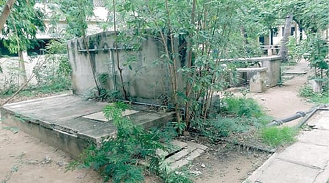 வேலூரில் உள்ள முத்துரங்கம் அரசினர் கலைக் கல்லூரியில் 30 ஆண்டுகளுக்கு முன்பு கட்டப்பட்டு இன்றும் பயன்பாட்டில் உள்ள கீழ்நிலை மழைநீர் தேக்கத் தொட்டி. படம்;விஎம்.மணிநாதன்