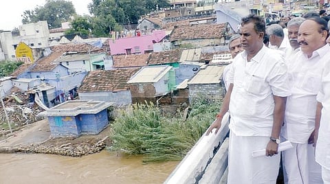 மேட்டுப்பாளையத்தில் பவானி ஆற்றங்கரையோரம் வெள்ளத்தால் பாதிக்கப்பட்ட பகுதிகளைப் பார்வையிட்ட அமைச்சர் எஸ்.பி.வேலுமணி.