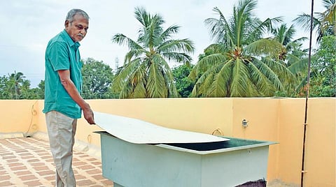 தஞ்சாவூர் முனிசிபல் காலனியில் தனது வீட்டில் உள்ள மழை நீர் வடிகட்டியை பார்வையிடும் சோமசுந்தரம்.