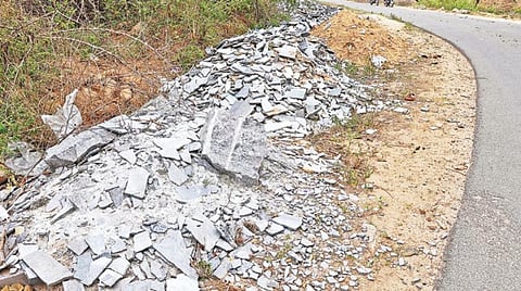 பர்கூர் அருகே ஏ.கொல்லப்பட்டி பகுதியில் சாலையோரம் கொட்டி வைக்கப்பட்டுள்ள கிரானைட் கழிவுகள்.