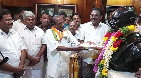 ‘பூரண மது விலக்கு அமல்’ - காமராஜர் சிலைக்கு மனு கொடுத்து குமரி ஆனந்தன் வலியுறுத்தல்