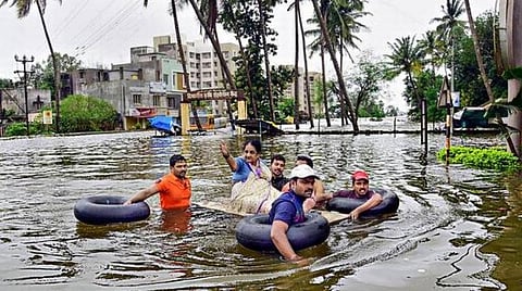 வியாழன் அன்று ஏற்பட்ட படகு விபத்தில் மூழ்கியவர்களை தேடும் பணியில் மாநில பேரிடர் மீட்புப் பணியாளர்கள்