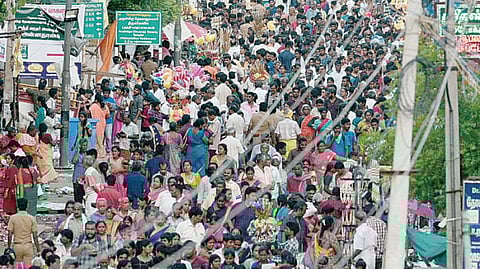 மேற்கு கோபுர மாட வீதிகளில் குவிந்த பக்தர்கள் கூட்டம்.