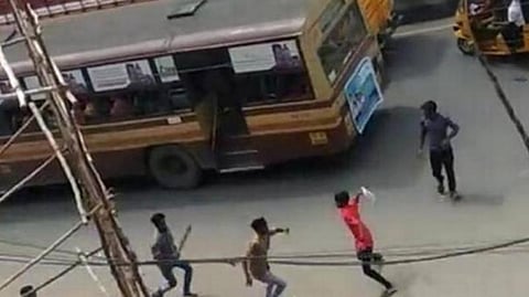 அதிகாரியாக இருக்க வேண்டிய நான் குற்றவாளியாக நிற்கிறேன்: முன்னாள் ‘ரூட் தல’ மாணவரின் ஆதங்க வீடியோவை விழிப்புணர்வுக்காக வெளியிட்ட காவல்துறை