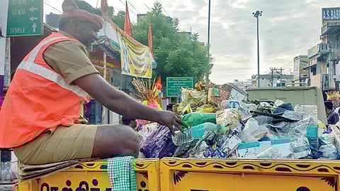 கையுறைகள் இல்லாமல் துப்புரவு பணியில் ஈடுபட்டுள்ள ஊழியர். படம்: கோ.கார்த்திக்