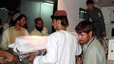 மதங்களைக் கடந்த மனிதநேயம்: தகனத்துக்காக இந்து இளம்பெண்ணின் உடலை தோள்களில் சுமந்த முஸ்லிம்கள்