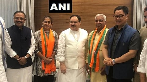 தந்தையுடன் பாஜகவில் இணைந்தார் மல்யுத்த வீராங்கனை பபிதா போகத்