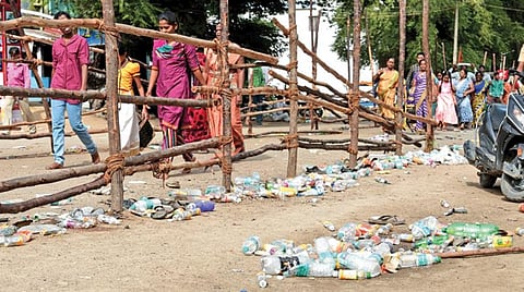 அத்திவரதரை தரிசிக்க பக்தர்கள் செல்லும் வரிசையில் குவிந்துகிடக்கும் குப்பை பின்னர் அகற்றப்பட்டது. படம்: முத்துகணேஷ்