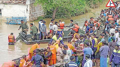 கர்நாடகாவின் பாகல்கோட் நகரில் பெய்யும் கனமழையால் அந்தப் பகுதி வெள்ளத்தில் மூழ்கியுள்ளது. அங்கு சிக்கியிருந்த மக்களை தேசிய பேரிடர் மீட்புப் படை வீரர்கள் நேற்று படகுகள் மூலம் மீட்டனர்.