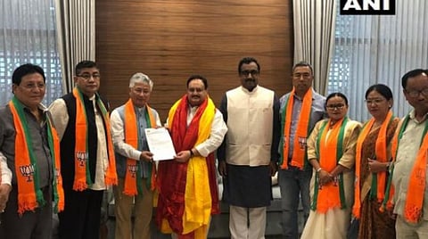 சிக்கிமில் திடீர் திருப்பம்: சாம்லிங் கட்சி எம்எல்ஏக்கள் 10 பேர் பாஜகவுக்கு தாவல்