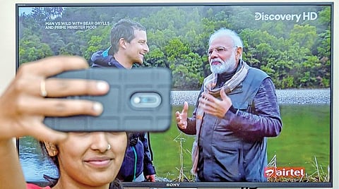 பிரதமர் நரேந்திர மோடி பங்கேற்ற 'மேன் வெர்சஸ் வைல்ட்' சிறப்பு நிகழ்ச்சி டிஸ்கவரி சேனலில் நேற்று முன்தினம் ஒளிபரப்பானது. அப்போது தொலைக்காட்சி முன்பாக ஒரு பெண் செல்பி புகைப்படம் எடுத்துக் கொண்டார்.படம்: ஏஎப்பி