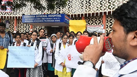 தேசிய மருத்துவ ஆணையத்துக்கு எதிர்ப்பு: பயிற்சி டாக்டர்கள் இன்று பணி புறக்கணிப்பு - அரசு மருத்துவமனைகளில் நோயாளிகள் பாதிக்கப்படும் அபாயம்