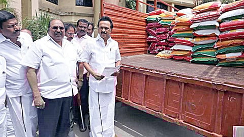 கேரளாவுக்கு திமுக சார்பில் வழங்கப்பட்ட ரூ.10 லட்சம் மதிப்பிலான நிவாரணப் பொருட்களை அனுப்பி வைத்த மு.க.ஸ்டாலின்.