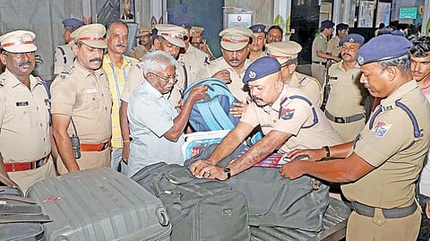 சுதந்திர தினத்தையொட்டி, சென்னை முழுவதும் பலத்த போலீஸ் பாதுகாப்பு போடப்பட்டுள்ளது. சென்னை சென்ட்ரல் ரயில் நிலையத்தில் பயணிகளின் உடைமைகளை சோதனை செய்யும் ரயில்வே பாதுகாப்பு போலீஸார். படம்: ம.பிரபு