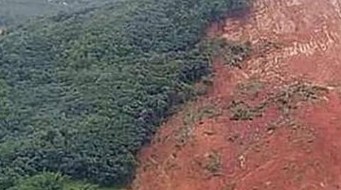 மலப்புரம் மாவட்டம் காவலபராவில் உள்ள முத்தப்பன்குன்னுவில் நிலச்சரிவு ஏற்பட்டதன் ஒரு வானுயரப்பார்வை.