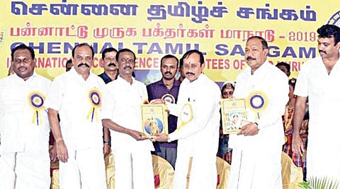 திருச்செந்தூரில் நடைபெற்ற பன்னாட்டு முருக பக்தர்கள் மாநாட்டில், மாநாட்டு மலரை பாஜக தேசிய செயலாளர் எச்.ராஜா வெளியிட, அமைச்சர் சேவூர் எஸ்.ராமச்சந்திரன் பெற்றுக் கொண்டார். உடன் அமைச்சர் கடம்பூர் செ.ராஜூ உள்ளிட்டோர்.