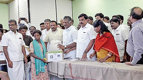 நீலகிரி மாவட்டம் பந்தலூர் தாலுகா சேரம்பாடியில் உள்ள முகாமில் தங்கியுள்ளவர்களுக்கு நேற்று நிவாரணப் பொருட்களை வழங்கிய துணை முதல்வர் ஓ.பன்னீர்செல்வம். படம்: ஆர்.டி.சிவசங்கர்