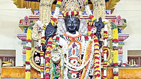 இளஞ்சிவப்பு நிறப் பட்டாடை அணிந்து காட்சி அளித்த அத்திவரதர்.