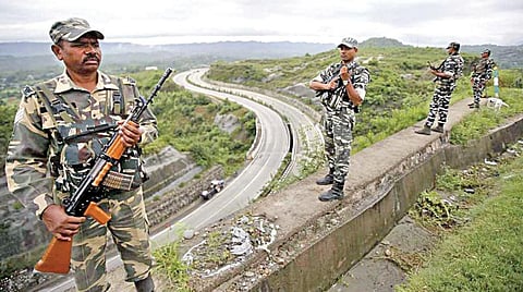 ஜம்முவில் கட்டுப்பாடுகள் முழுமையாக தளர்வு: ஸ்ரீநகரில் ஆளுநர் சத்யபால் மாலிக் தேசியக் கொடி ஏற்றுகிறார்