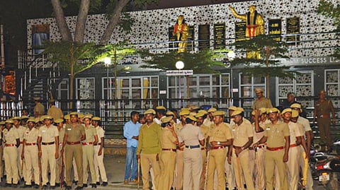 ஈரோடு பன்னீர்செல்வம் பூங்காவில் நள்ளிரவில் ஜெயலலிதா சிலையை நிறுவ வந்த அதிமுகவினருக்கும், எதிர்ப்பு தெரிவித்த திமுகவினருக்கும் மோதல் ஏற்பட்டதால் ஏராளமான போலீஸார் குவிக்கப்பட்டனர்.