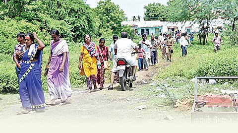 காஞ்சியில் பக்தர்களால் நிரம்பிய சாலைகள்: புதர்கள் வழியாக பயணித்த உள்ளூர் மக்கள்